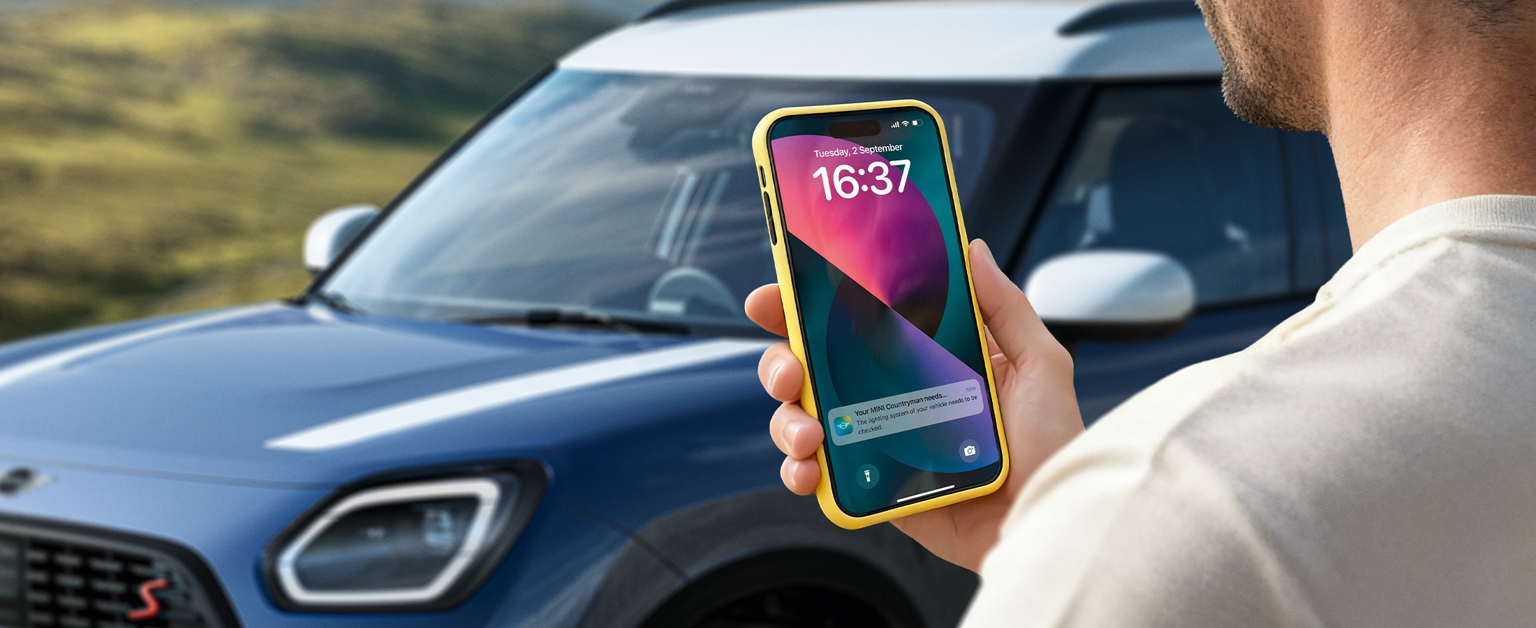 Una mujer conduciendo un MINI